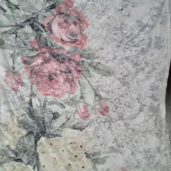 Sheer flowered v-neck t-shirt - Picture 3 of 11